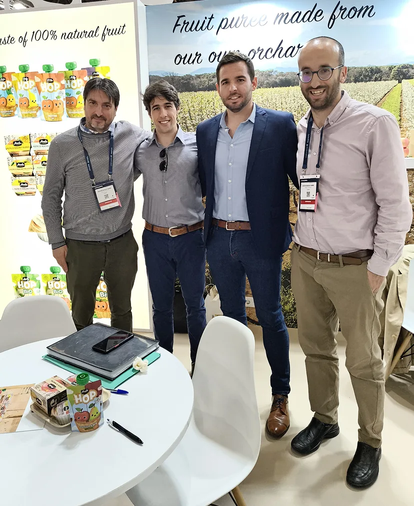 Equipo de Seven Export en el stand de Anela Fruits