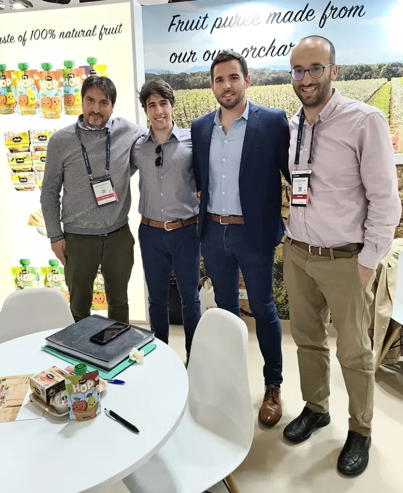 Equipo de Seven Export en el stand de Anela Fruits