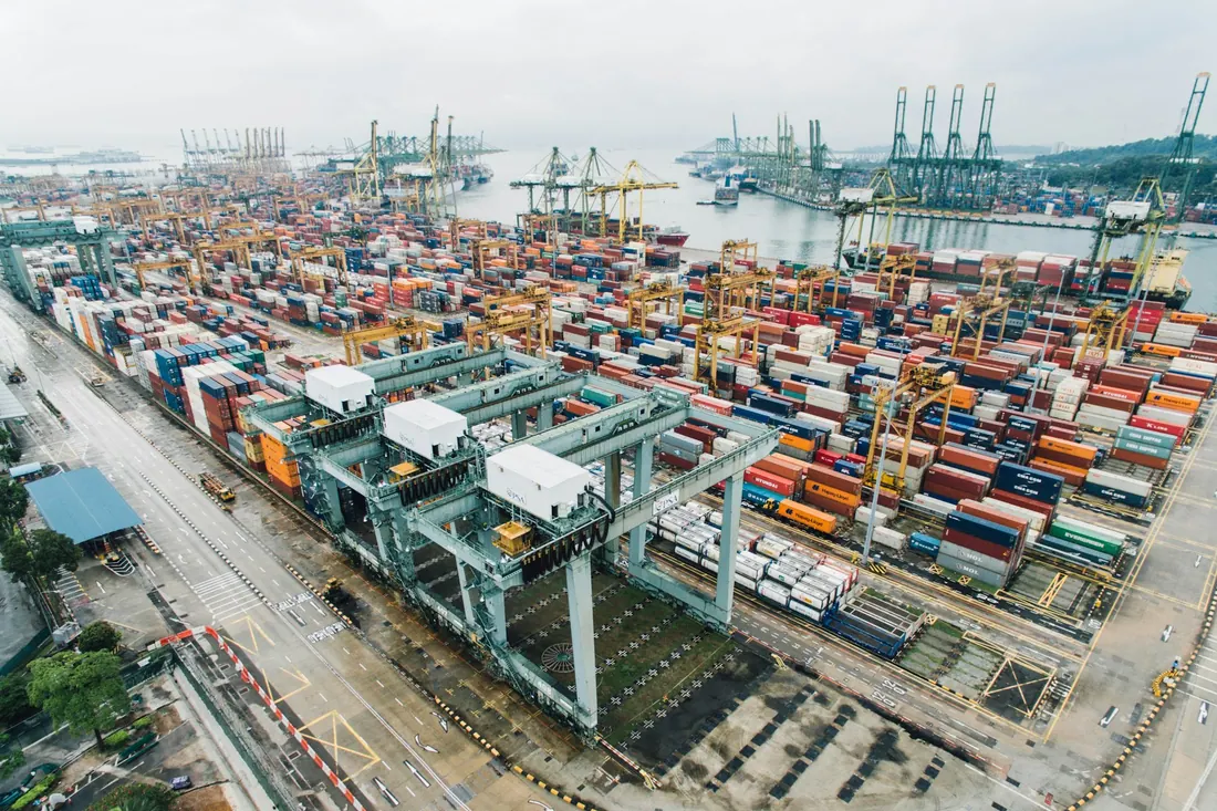 Vista aérea de una terminal portuaria con contenedores y grúas
