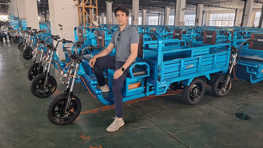 Seven Export sobre una moto eléctrica en una fábrica en China