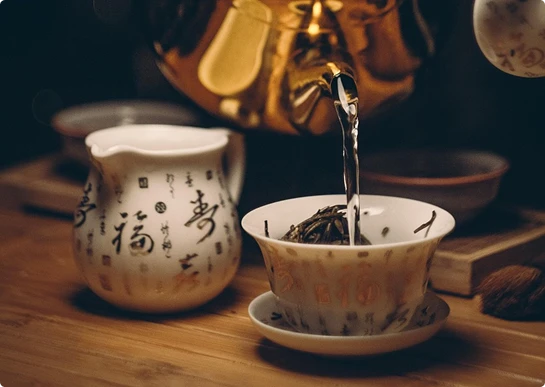Té chino servido en una mesa de negociación